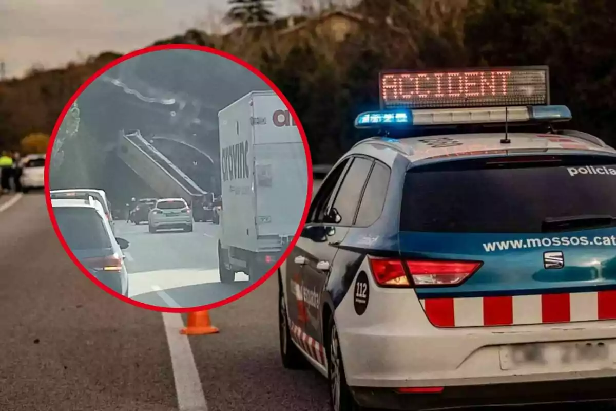 Un cotxe de policia amb llums encesos i un rètol d'ACCIDENT a la part superior es troba en una carretera, mentre que en un cercle vermell es mostra un camió bolcat i diversos cotxes a la mateixa carretera.