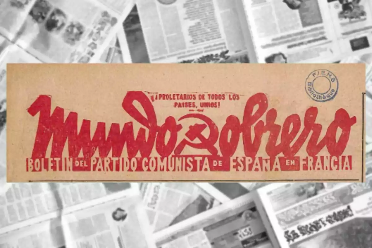 Portada d’un butlletí titulat Món Obrer del Partit Comunista d’Espanya a França amb lletres vermelles i un fons de diaris en blanc i negre. Portada d’un butlletí titulat Món Obrer del Partit Comunista d’Espanya a França amb lletres vermelles i un fons de diaris en blanc i negre.