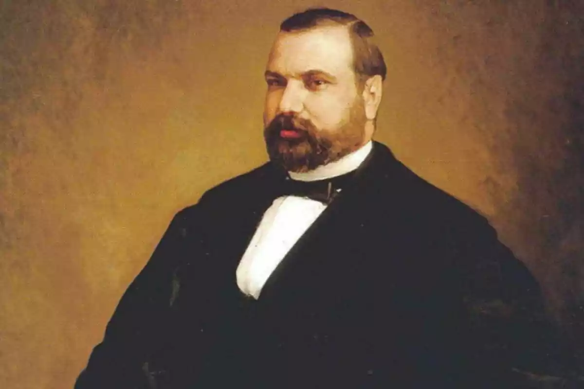 Retrat de Nicolás María Rivero amb barba i bigoti vestit amb un vestit formal fosc i corbata de llaç sobre un fons marró. Retrat de Nicolás María Rivero amb barba i bigoti vestit amb un vestit formal fosc i corbata de llaç sobre un fons marró.