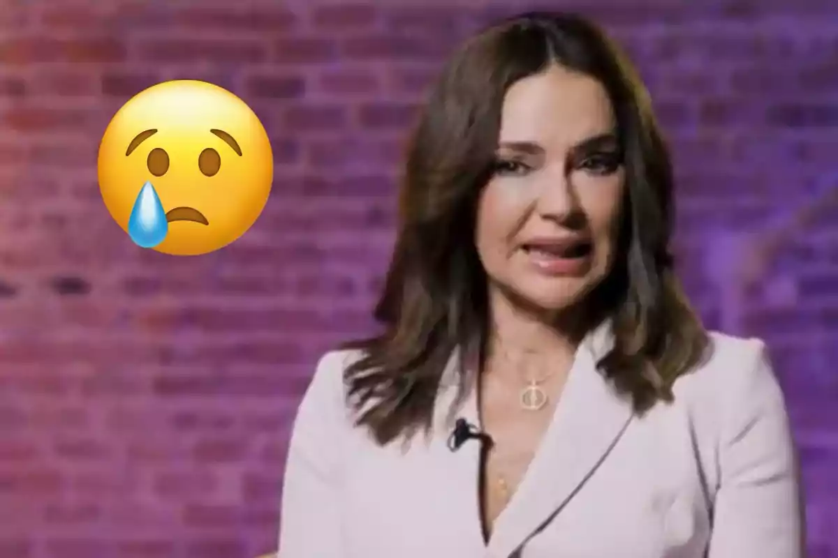 Olga Moreno con expresión seria junto a un emoji de cara triste con una lágrima sobre un fondo de ladrillos.