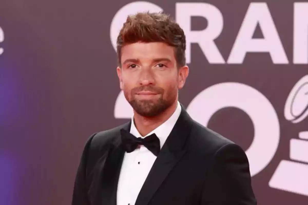 Pablo Alborán con esmoquin en un evento de alfombra roja. Pablo Alborán con esmoquin en un evento de alfombra roja.