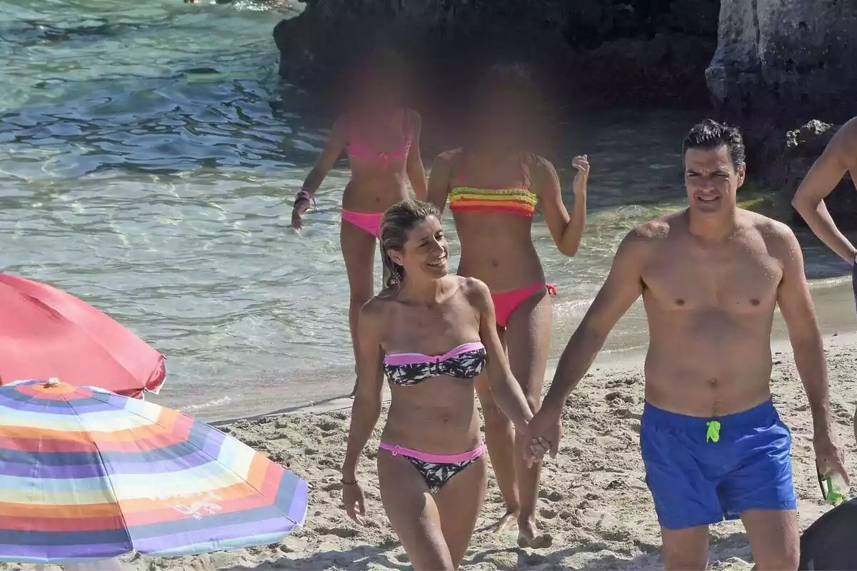 Imatge de Pedro Sánchez amb Begoña Gómez i les seves filles en la platja Imatge de Pedro Sánchez amb Begoña Gómez i les seves filles en la platja