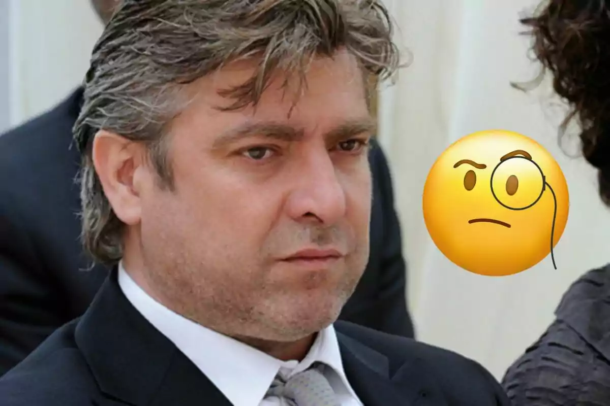 Un home amb expressió seriosa i un emoji de monocle al costat.