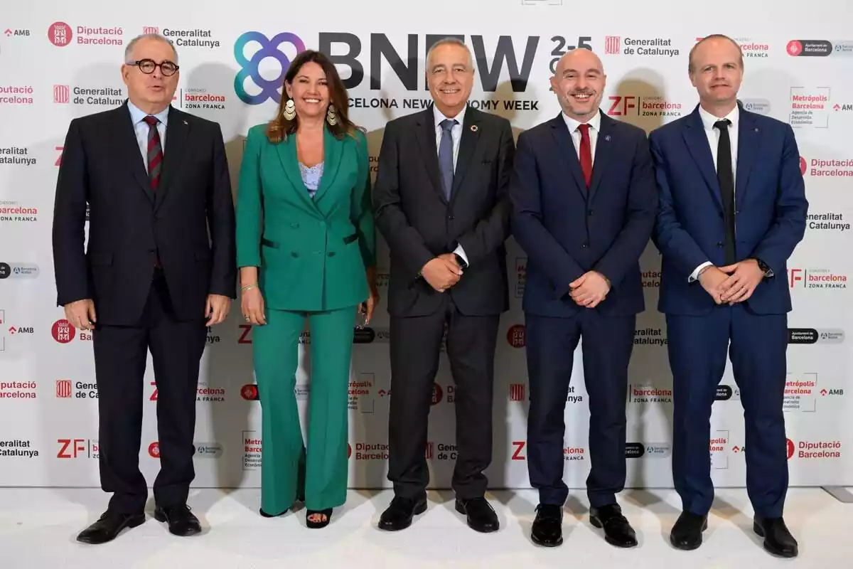 Imatge de la inauguració de la BNEW 2023, on surten cinc responsables al photocall