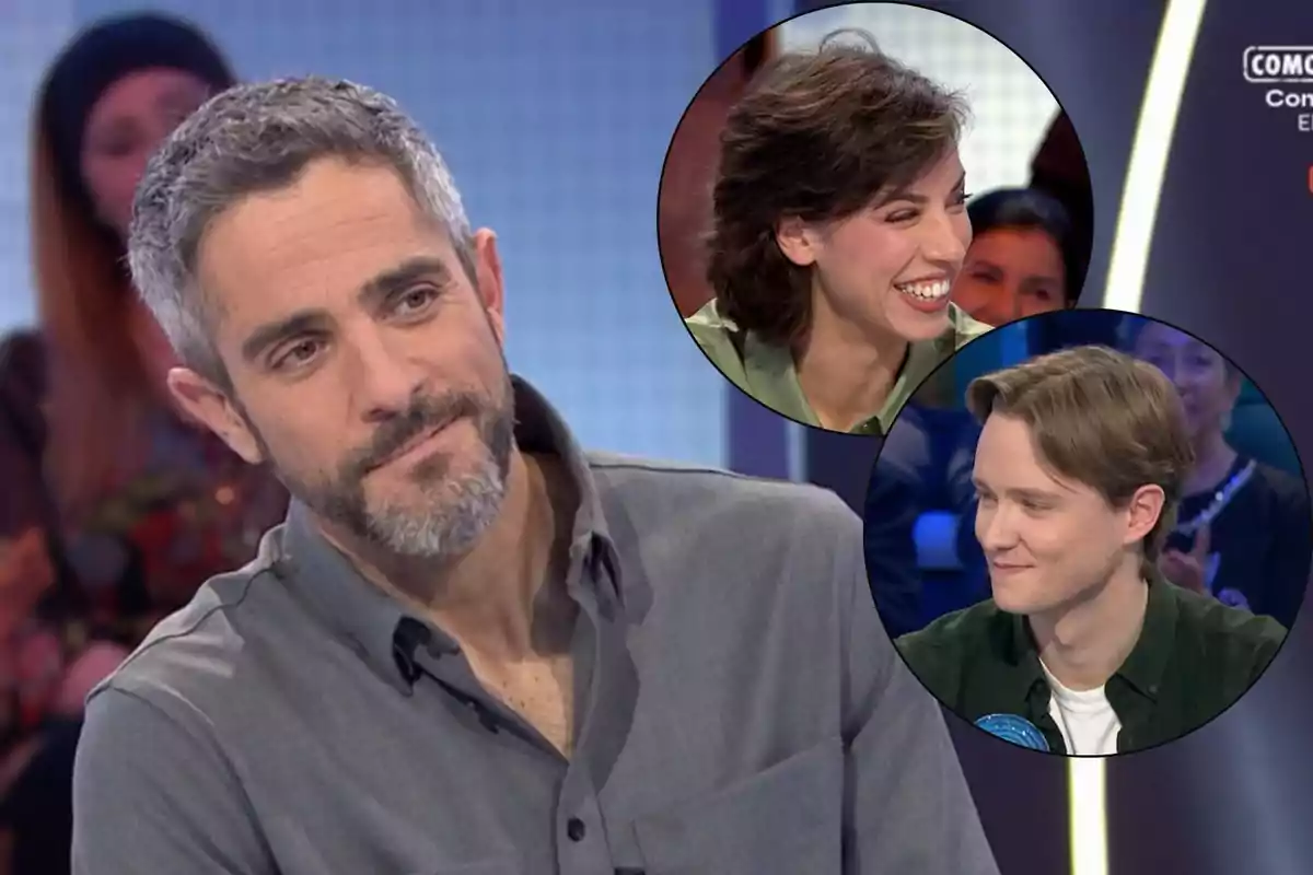 Un home amb barba i cabell canós està en un programa de televisió, mentre dues persones somrients apareixen en cercles superposats a la cantonada superior dreta. Un home amb barba i cabell canós està en un programa de televisió, mentre dues persones somrients apareixen en cercles superposats a la cantonada superior dreta.