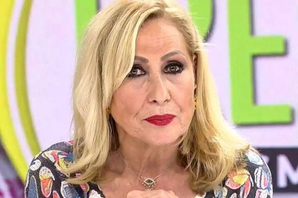 Primer pla de Rosa Benito trista amb ulls plorosos en 'Ya es mediodía' de Telecinco