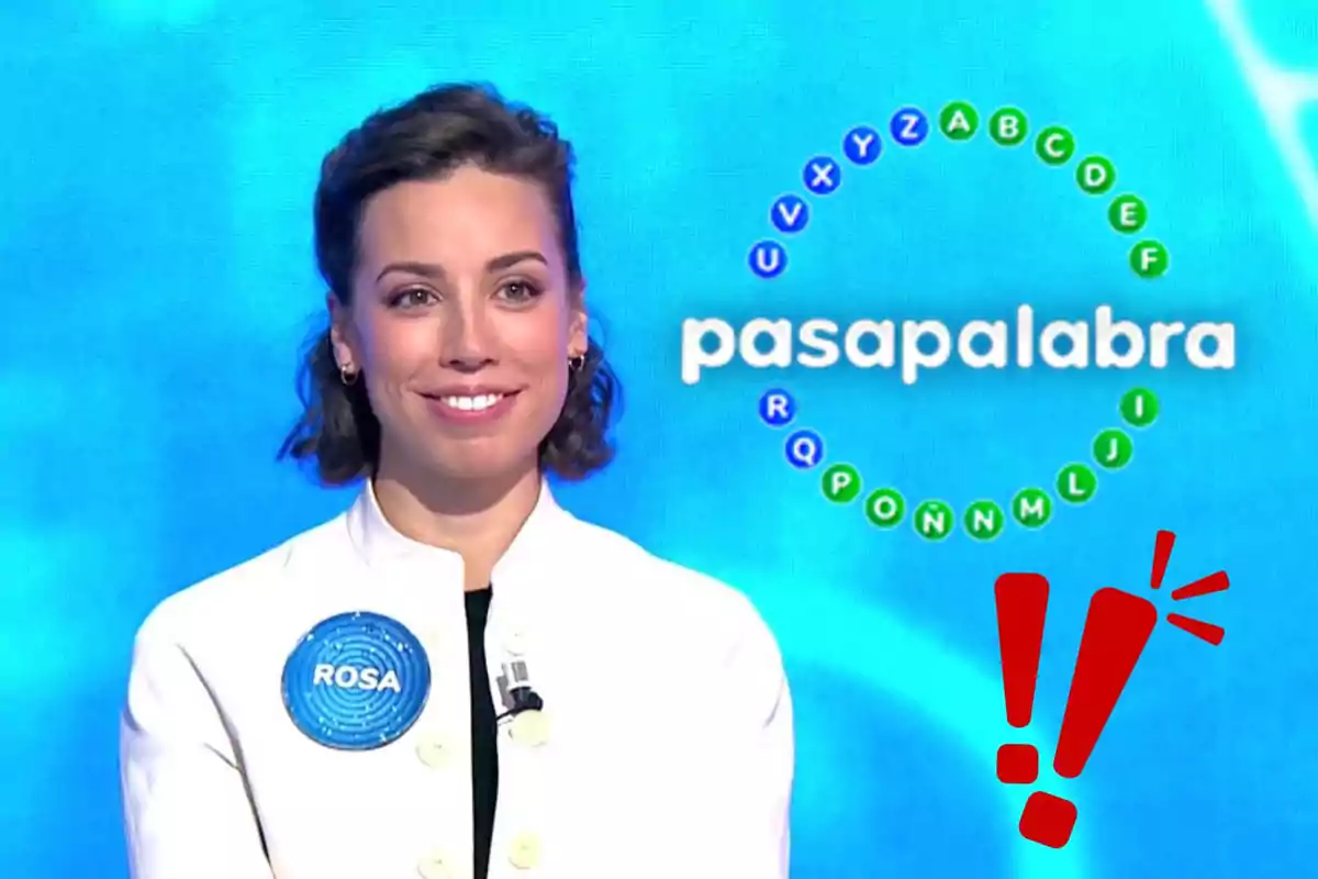 Rosa sonriente con un botón que dice "ROSA" a 'Pasapalabra' con un fondo azul y un círculo de letras.