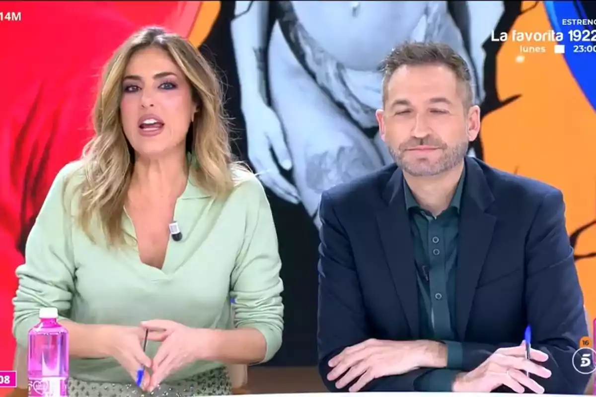 Frank Blanco i Verónica Dulanto estan asseguts a 'TardeAR', un d'ells porta una camisa verd clar i l'altre un vestit fosc. Frank Blanco i Verónica Dulanto estan asseguts a 'TardeAR', un d'ells porta una camisa verd clar i l'altre un vestit fosc.
