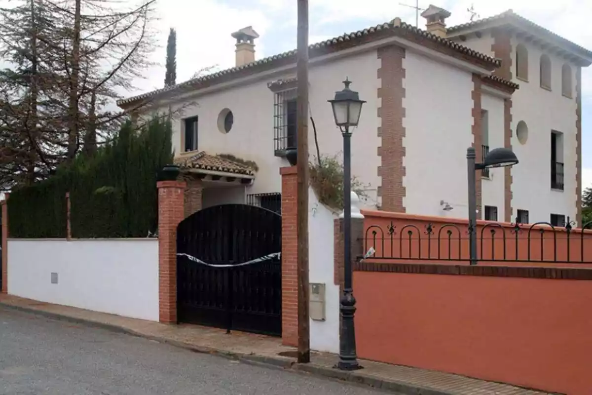 Imatge de l'habitatge on vivia la dona assassinada amb el seu fill de tres anys en Les Gabias (Granada)