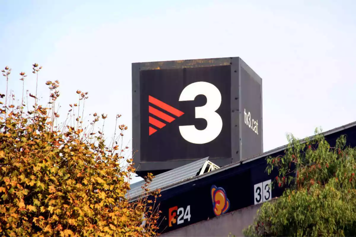 Primer pla del dau corporatiu a la teulada de TV3