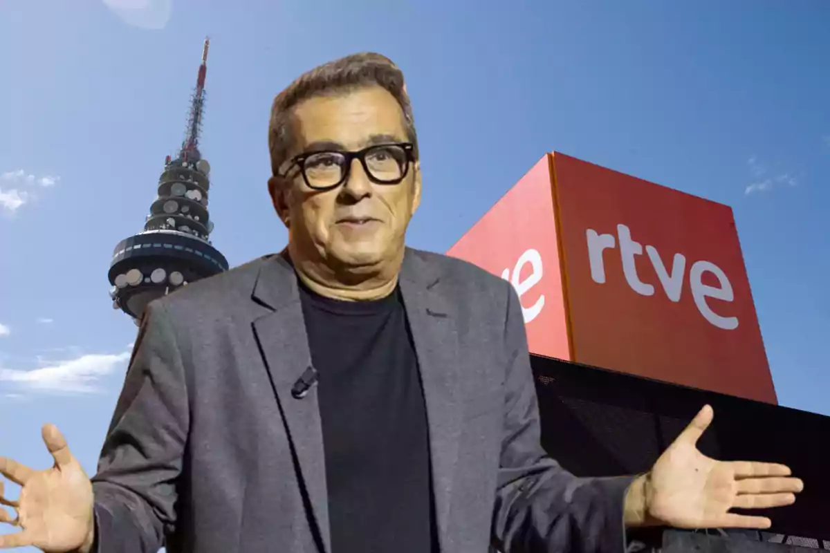 Andreu Buenafuente está frente a un edificio con el logo de RTVE y una torre de telecomunicaciones al fondo.