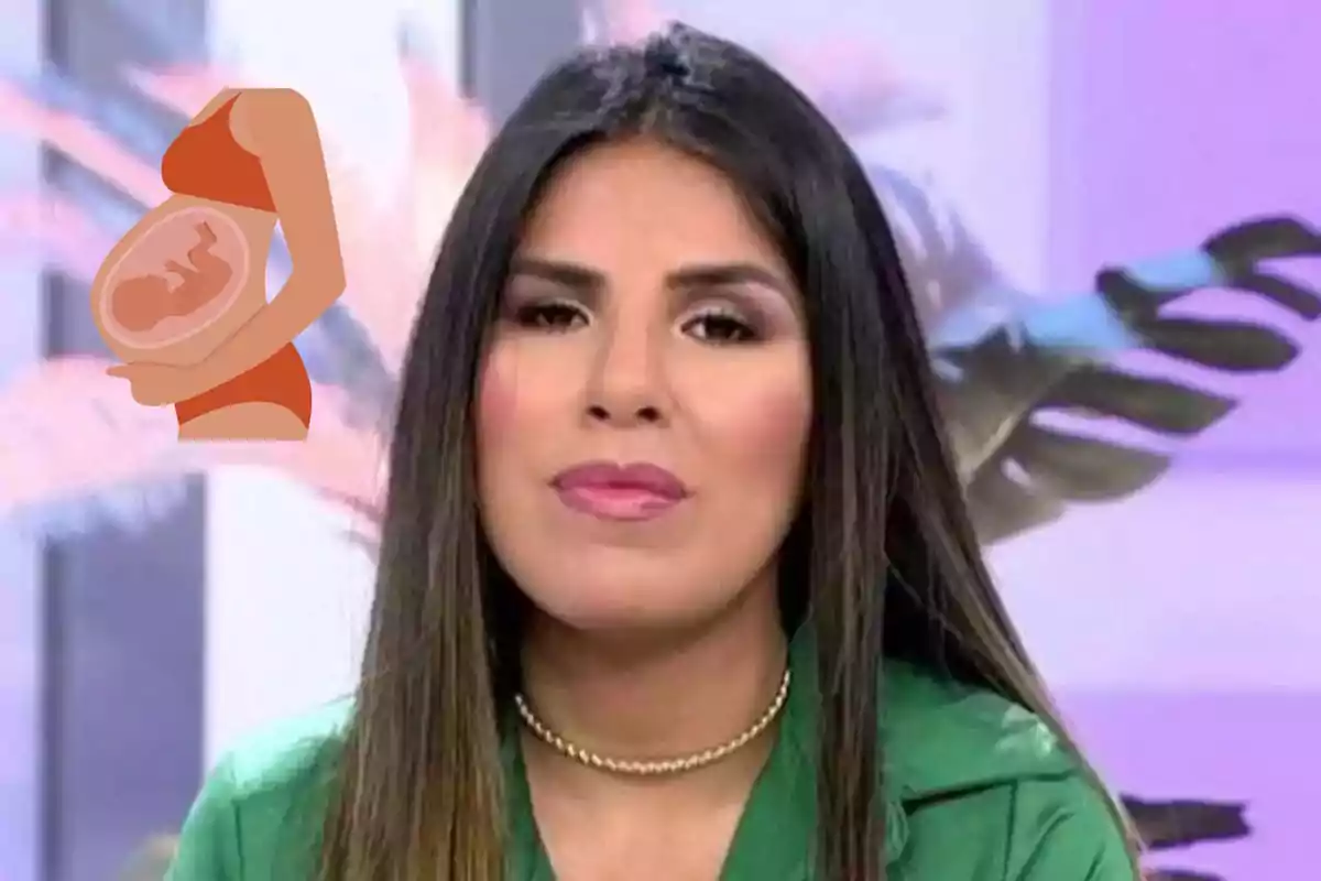 Isa Pantoja de cabello largo y oscuro con expresión neutral, lleva una blusa verde y un collar, junto a un gráfico de embarazo.