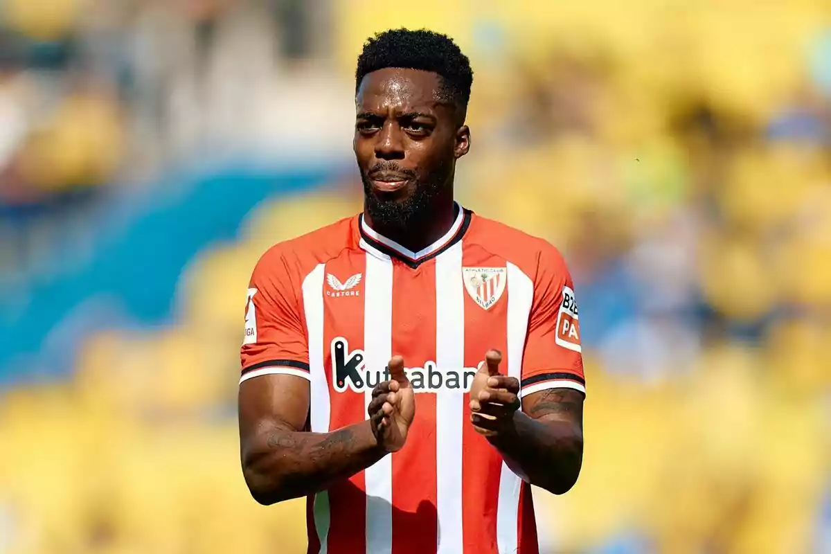 Iñaki Williams amb uniforme Athletic de Bilbao aplaudint al camp.