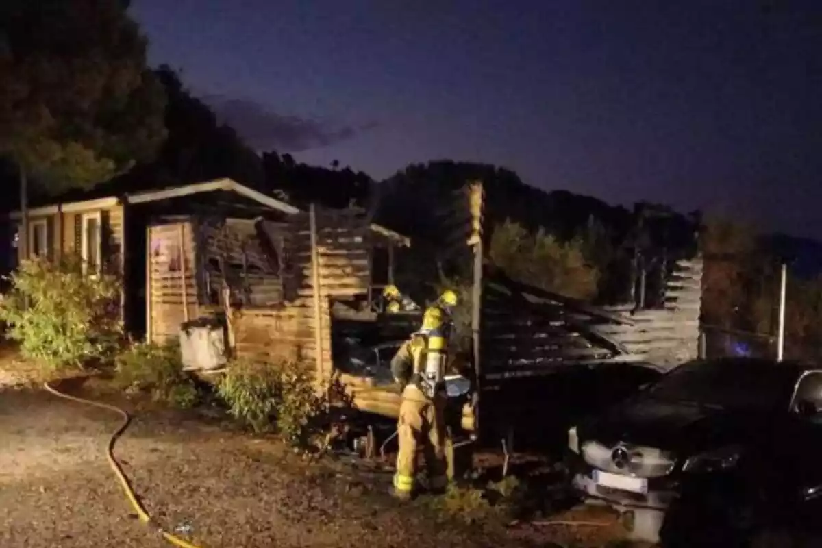 Imatge dels bombers actuant en l'incendi d'un bungalow a Montblanc