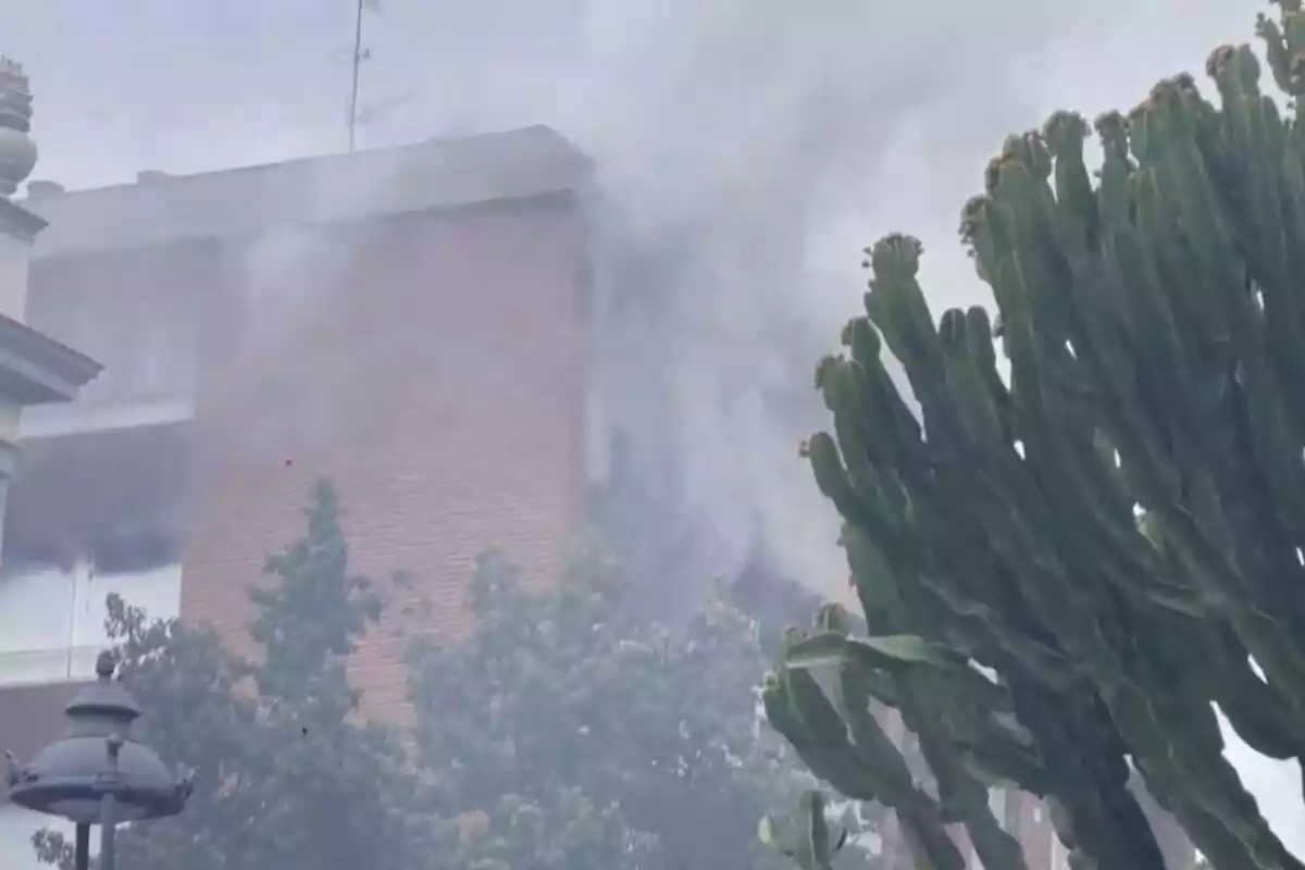 Imatge de l'incendi que s'ha declarat aquest dimecres 17 d'abril a Barcelona