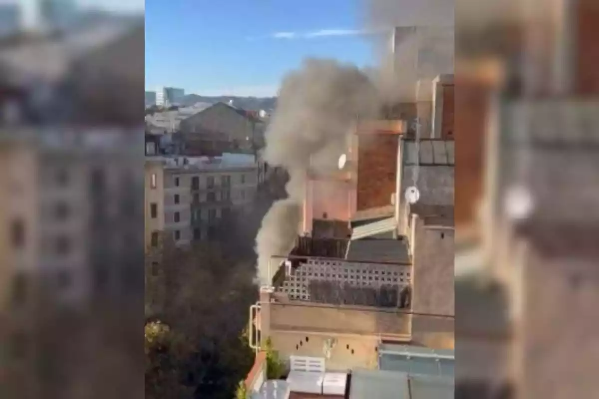 Imatge de l'incendi al carrer Muntaner de Barcelona