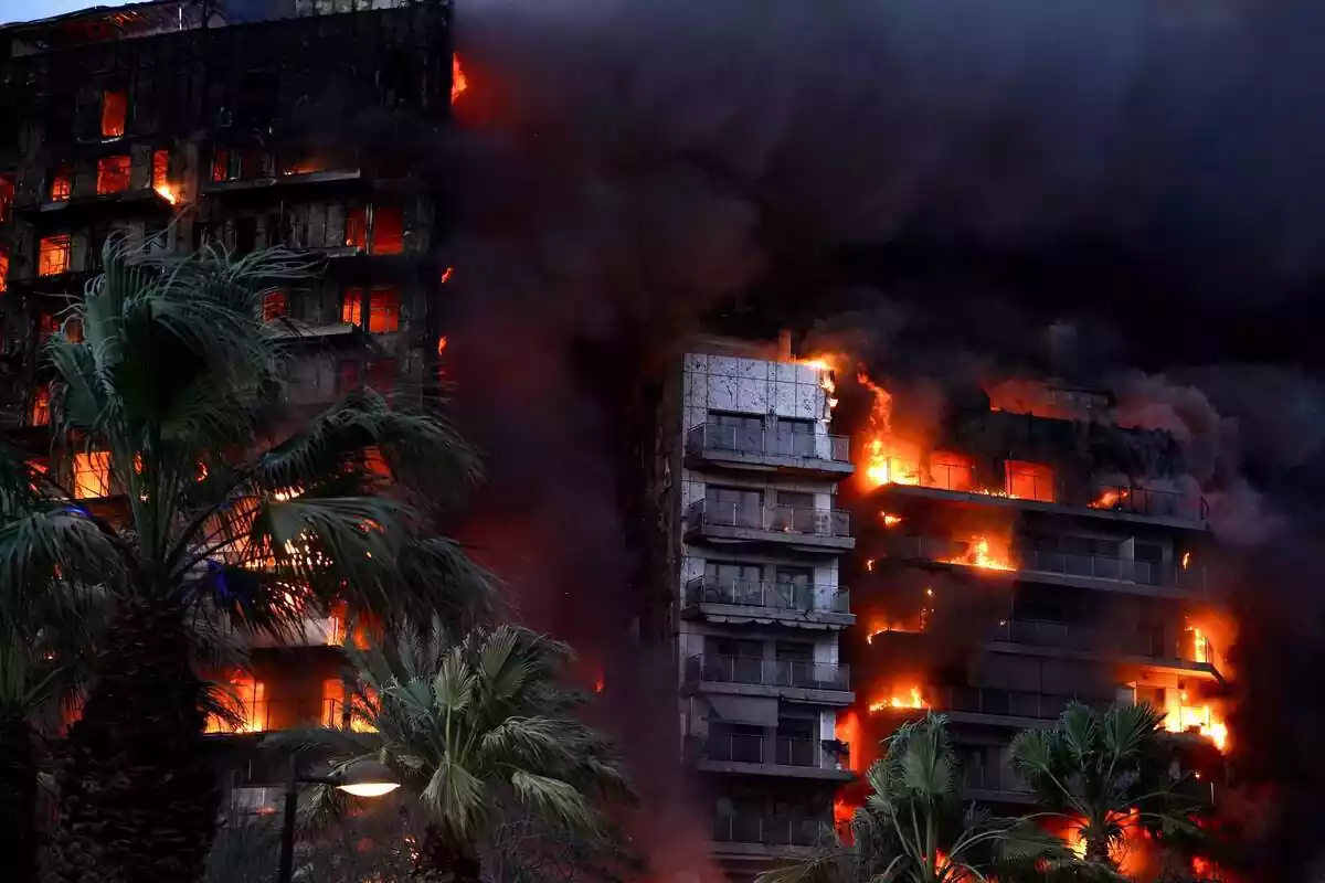 Plànol general de com les flames devoren dos edificis al barri de Campanar, a 22 de febrer de 2024, a València