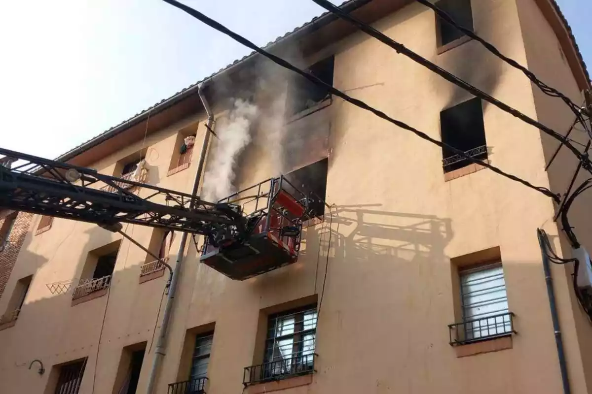 Imatge d'un incendi en un pis okupat de Lleida