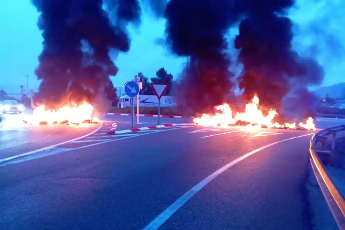 Incendi en una rotonda per la revolta dels funcionaris de presons