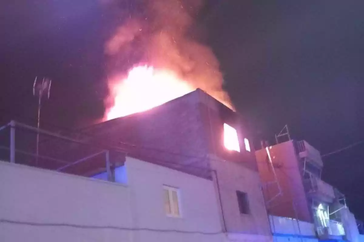 Imatge d'un incendi al carrer dels Alps, a Sabadell