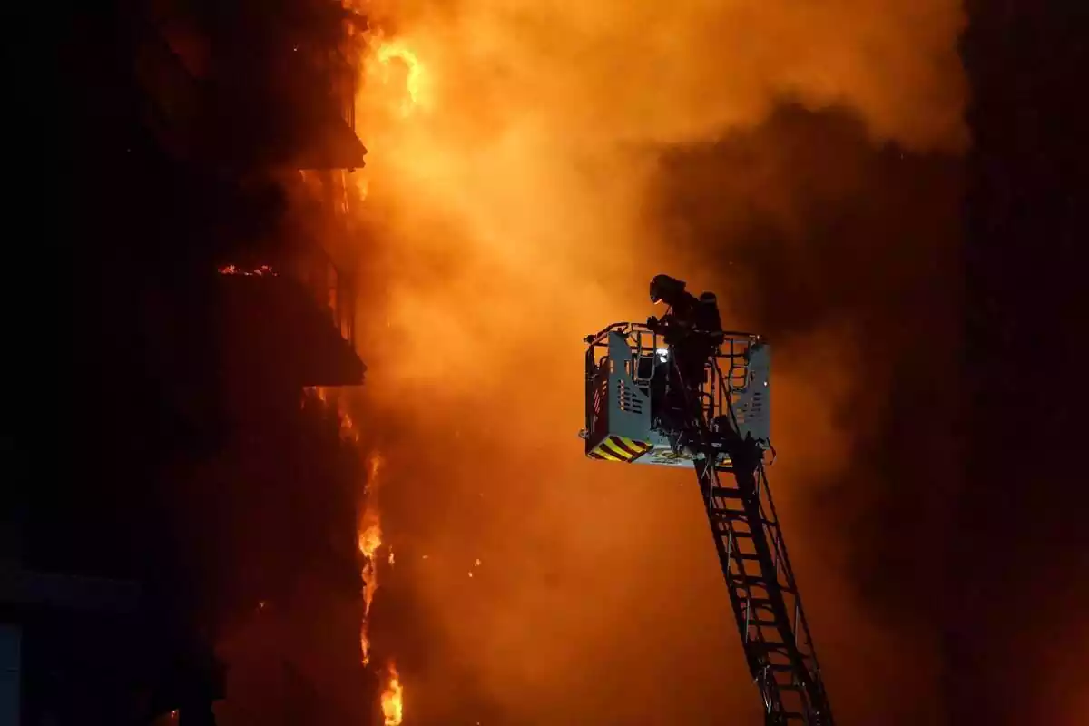 Un bomber apagant l?incendi de València