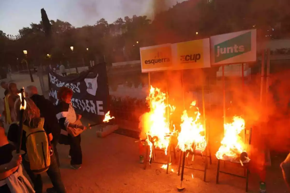 Imatge d'un grup de radicals independentistes cremant cartells de partits polítics
