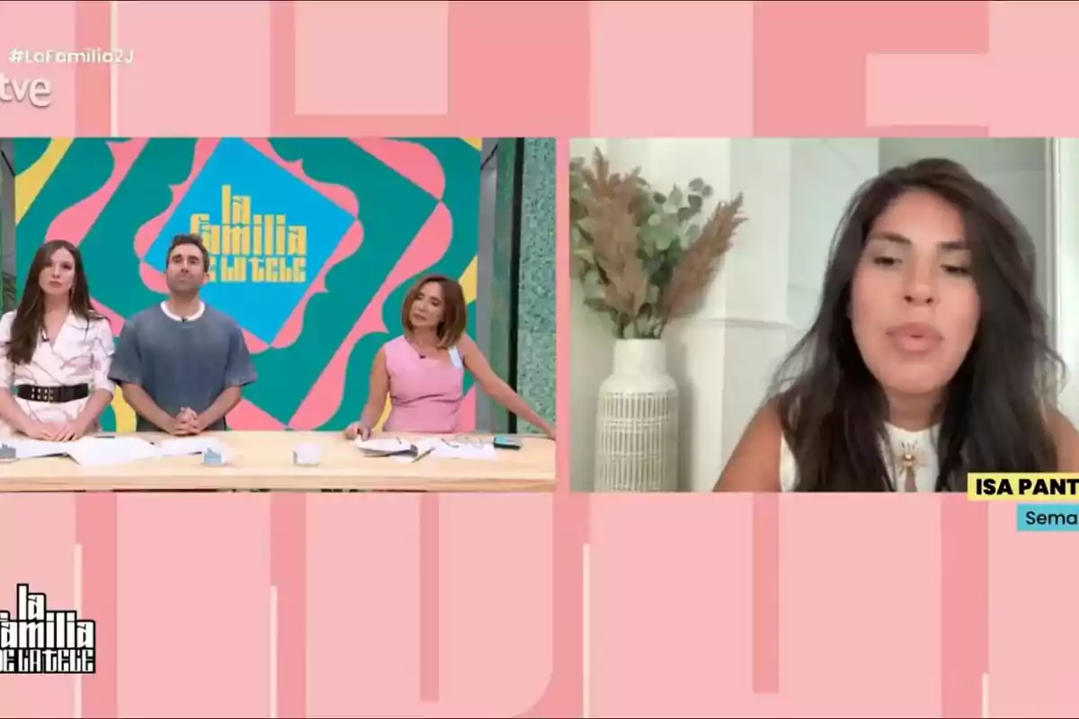 Inés Hernand, Aitor Albizua i María Patiño són en un plató colorit amb el logotip de La Família de la Tele mentre Isa Pantoja apareix en videotrucada des d’una habitació decorada amb un gerro i plantes seques. Inés Hernand, Aitor Albizua i María Patiño són en un plató colorit amb el logotip de La Família de la Tele mentre Isa Pantoja apareix en videotrucada des d’una habitació decorada amb un gerro i plantes seques.