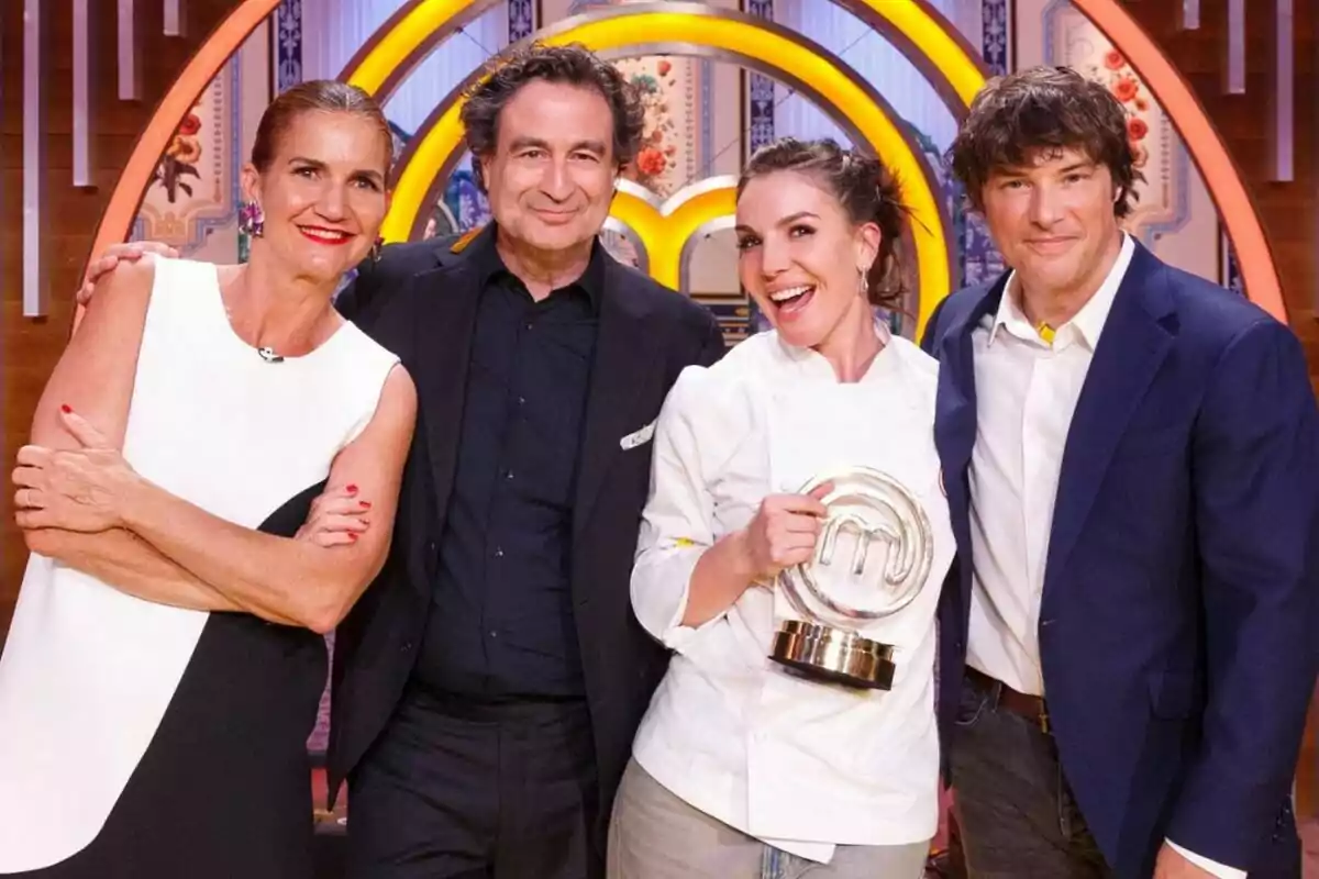 Samantha Vallejo-Nágera, Pepe Rodríguez, Inés Hernand i Jordi Gruz somriu en un set de televisió, una sosté un trofeu de MasterChef.