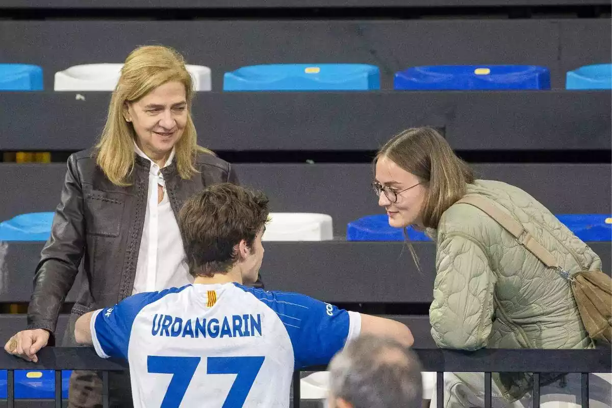 La infanta Cristina mirant de banda amb la mà a la barana, Pablo Urdangarin d'esquena i Johanna Zott amb ulleres recolzada a la barana La infanta Cristina mirant de banda amb la mà a la barana, Pablo Urdangarin d'esquena i Johanna Zott amb ulleres recolzada a la barana