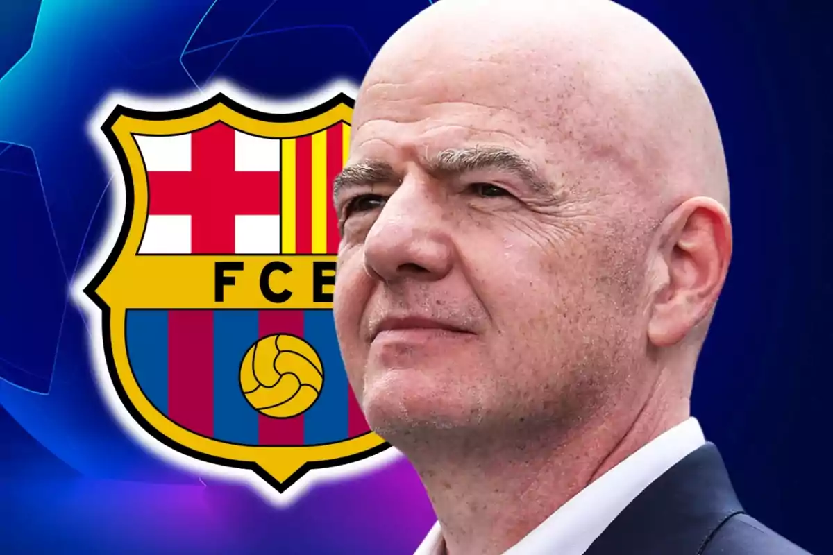 Un home calb amb vestit fosc apareix davant de l'escut del FC Barcelona sobre un fons blau.