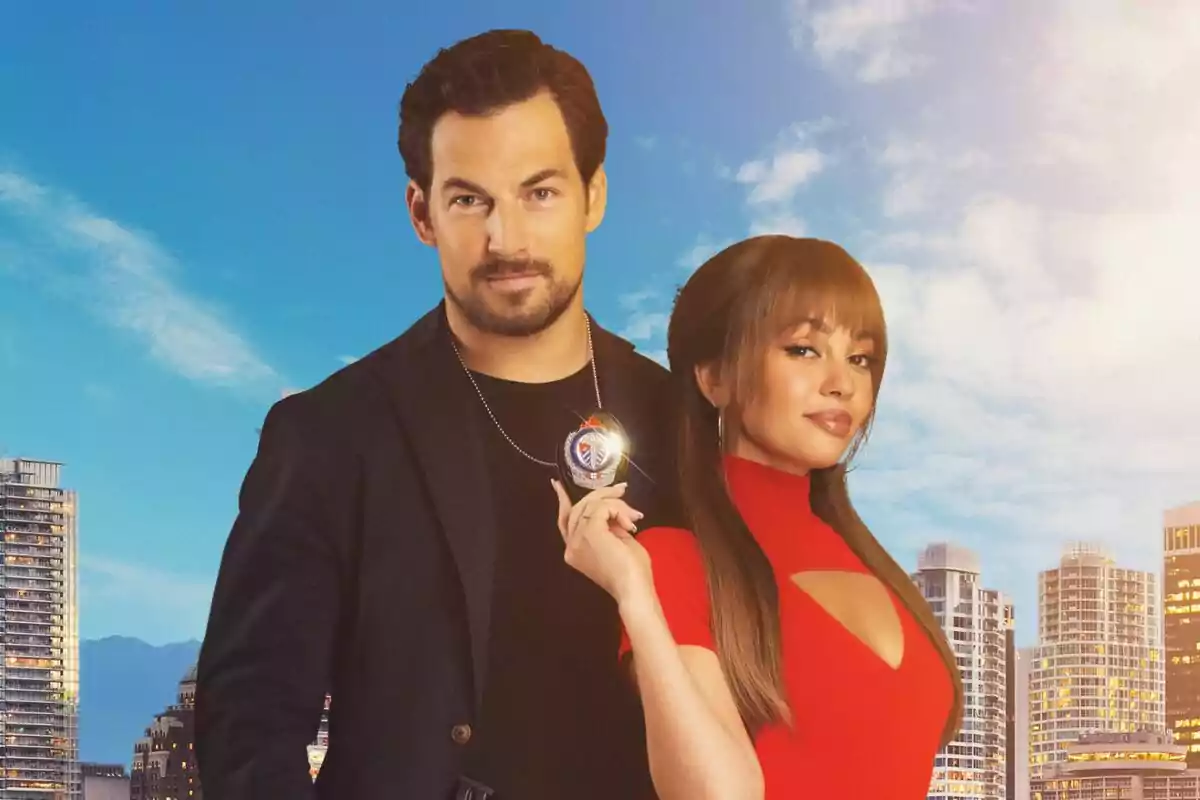 Fotografía de Vanessa Morgan y Giacomo Gianniotti posando frente a un fondo de ciudad con cielo azul y edificios en la serie Infiltrada