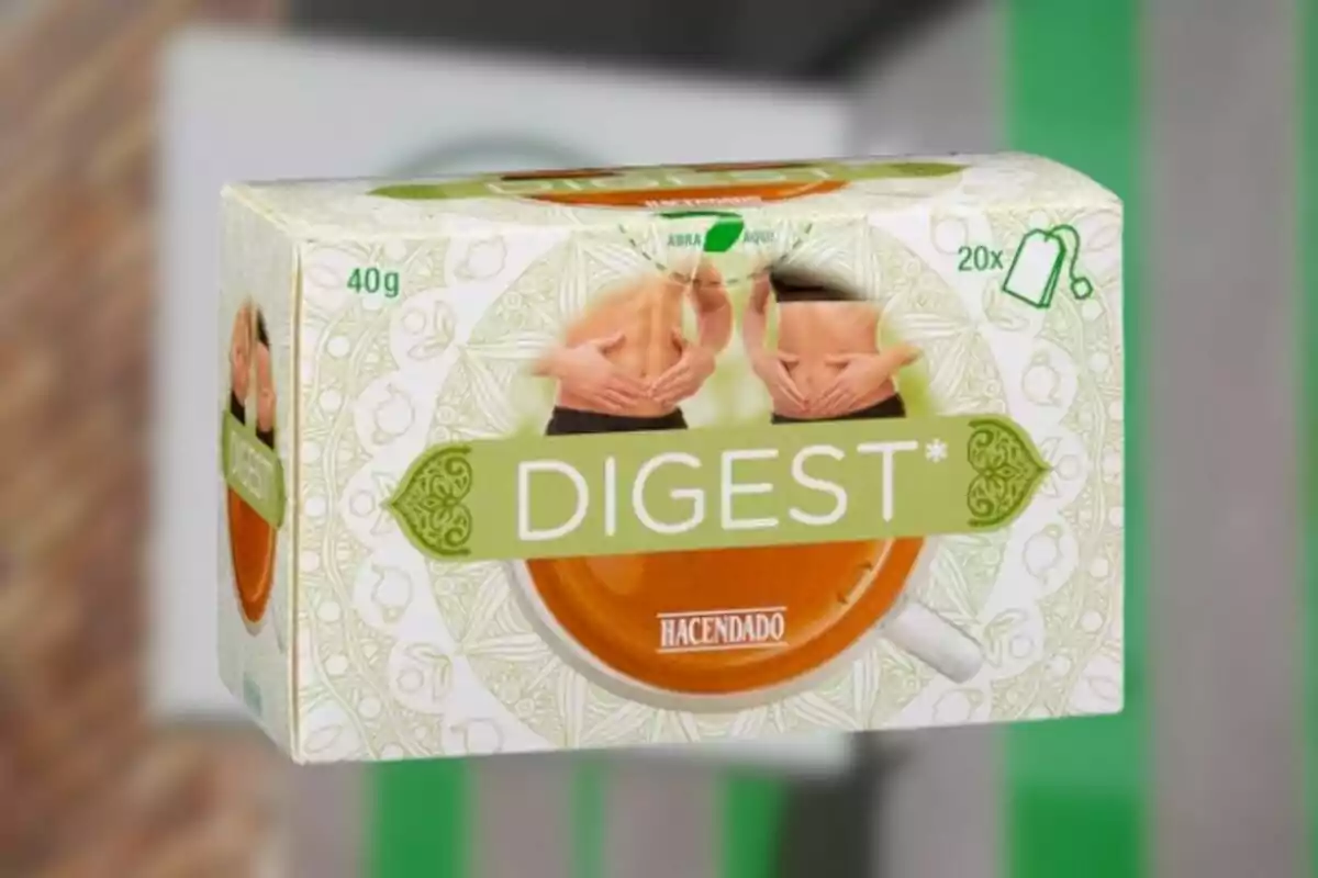 Caja de infusión digestiva de la marca Hacendado con diseño verde y blanco que muestra una taza de té y una imagen de una persona tocándose el abdomen. Caja de infusión digestiva de la marca Hacendado con diseño verde y blanco que muestra una taza de té y una imagen de una persona tocándose el abdomen.