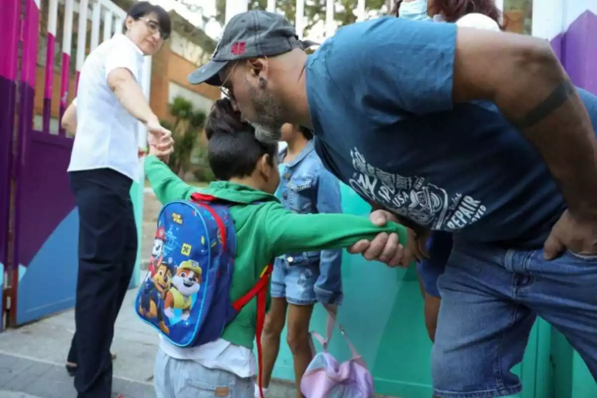 Un pare s?acomiada del seu fill que comença un curs d?Educació Infantil, al col·legi CEIP Hernán Cortés, a 7 de setembre de 2022, a Madrid