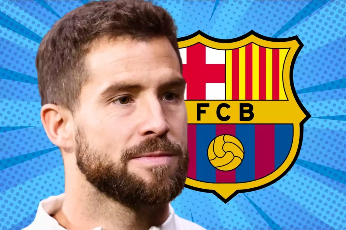 Un home amb barba davant de l'escut del FC Barcelona sobre un fons blau amb raigs.