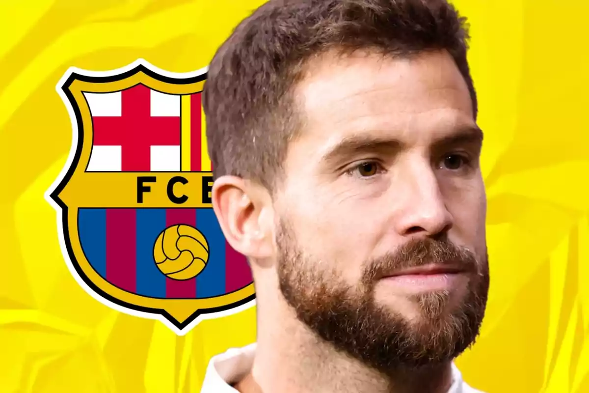 Hombre con barba frente al escudo del FC Barcelona sobre un fondo amarillo.