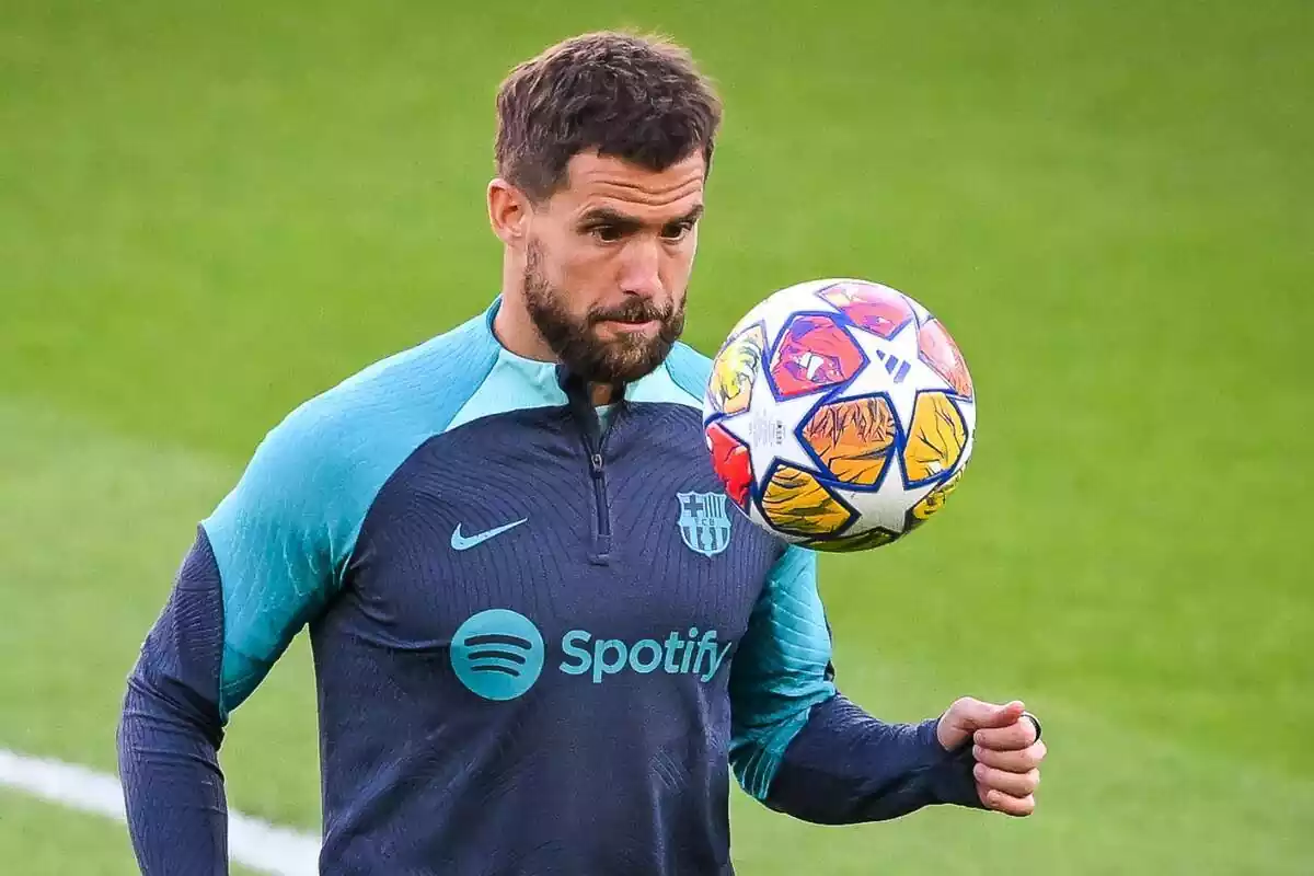 Íñigo Martínez donant tocs a la pilota amb la samarreta del FC Barcelona d'entrenament