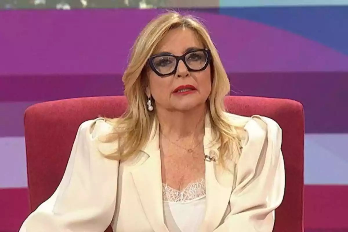 Inmaculada Casal hablando con unas gafas negras y una blazer blanca