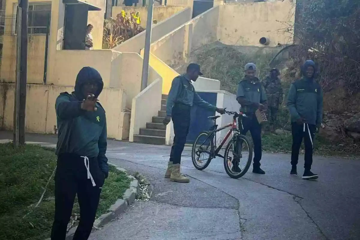 Imatge d'un grup d'immigrants a Ceuta amb peces de roba de la Guàrdia Civil