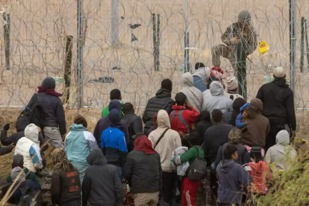 Centenars de persones romanen reunides al llarg de Rio Grande, a la frontera entre Mèxic i els Estats Units