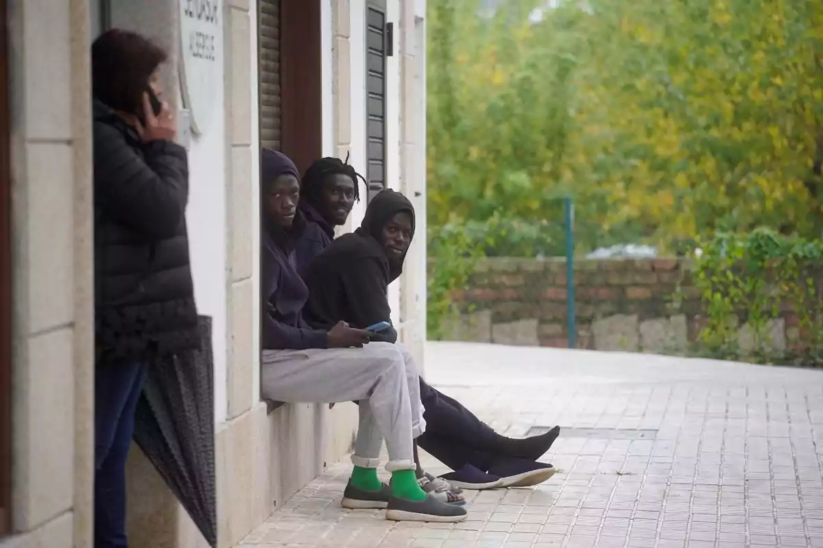 Diversos immigrants desplaçats des de Canàries a l'alberg Sendasur, a 31 d'octubre de 2023, a O Porriño, Vigo, Galícia