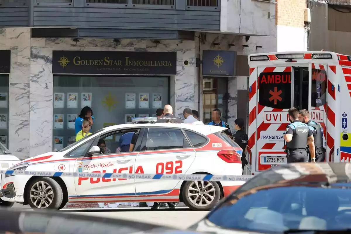 Policia i ambulància de Gijón davant de la immobiliària on va morir un home