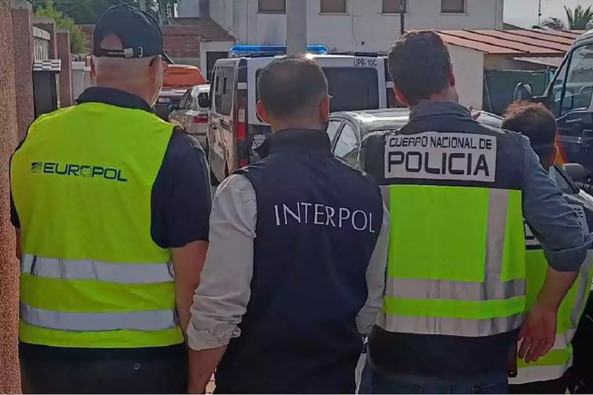 Imatge de dos policies de la Interpol en una operació policial
