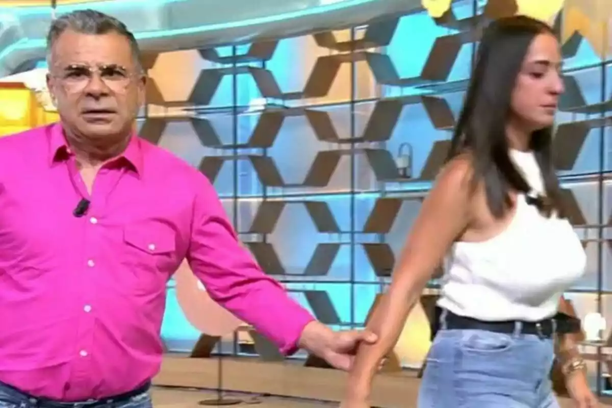 Jorge Javier Vázquez amb camisa rosa sosté el braç d'una dona amb samarreta blanca al plató d'El Diario de Jorge