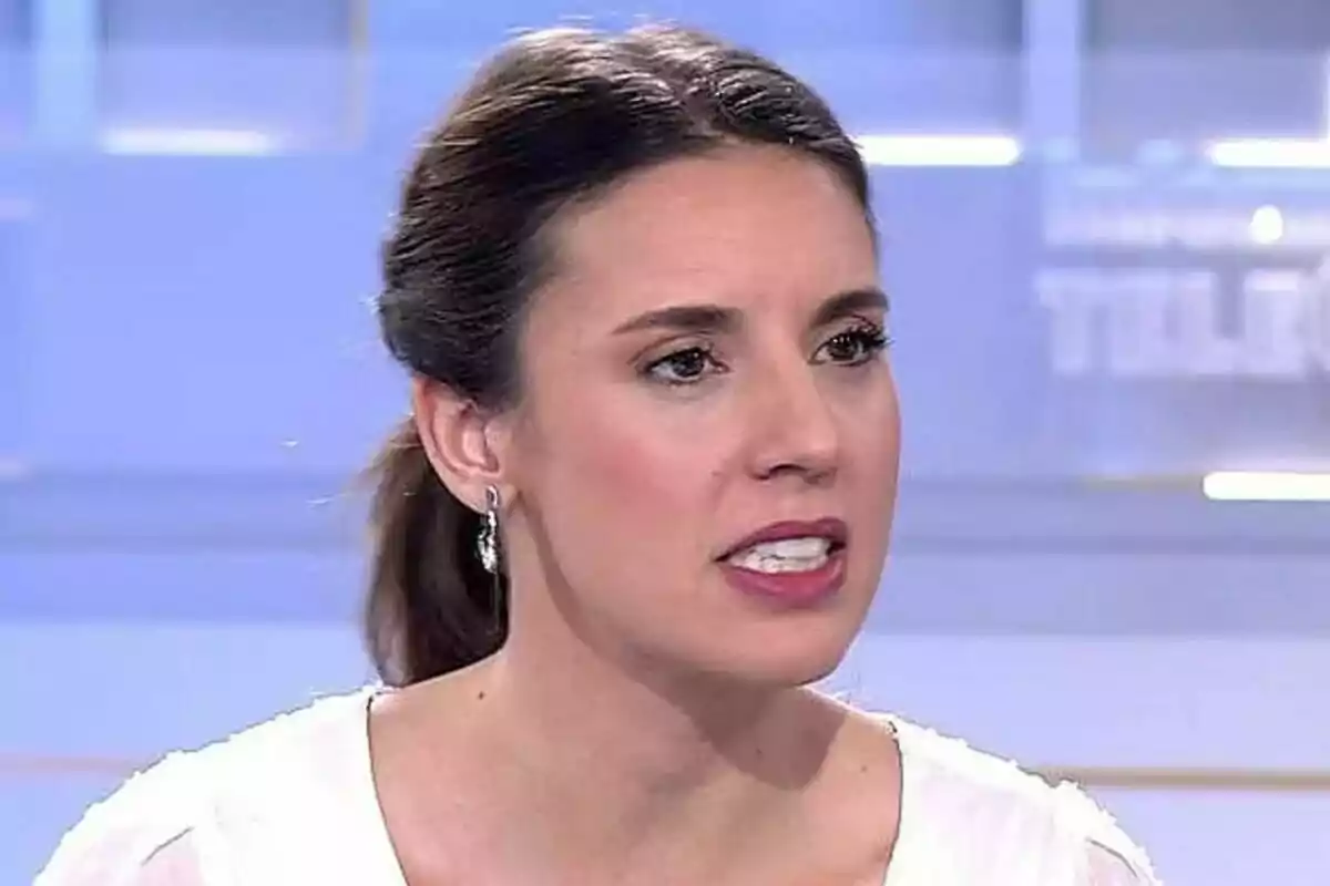 Irene Montero parlant al plató d'Informativos Telecincoo amb fons blau.