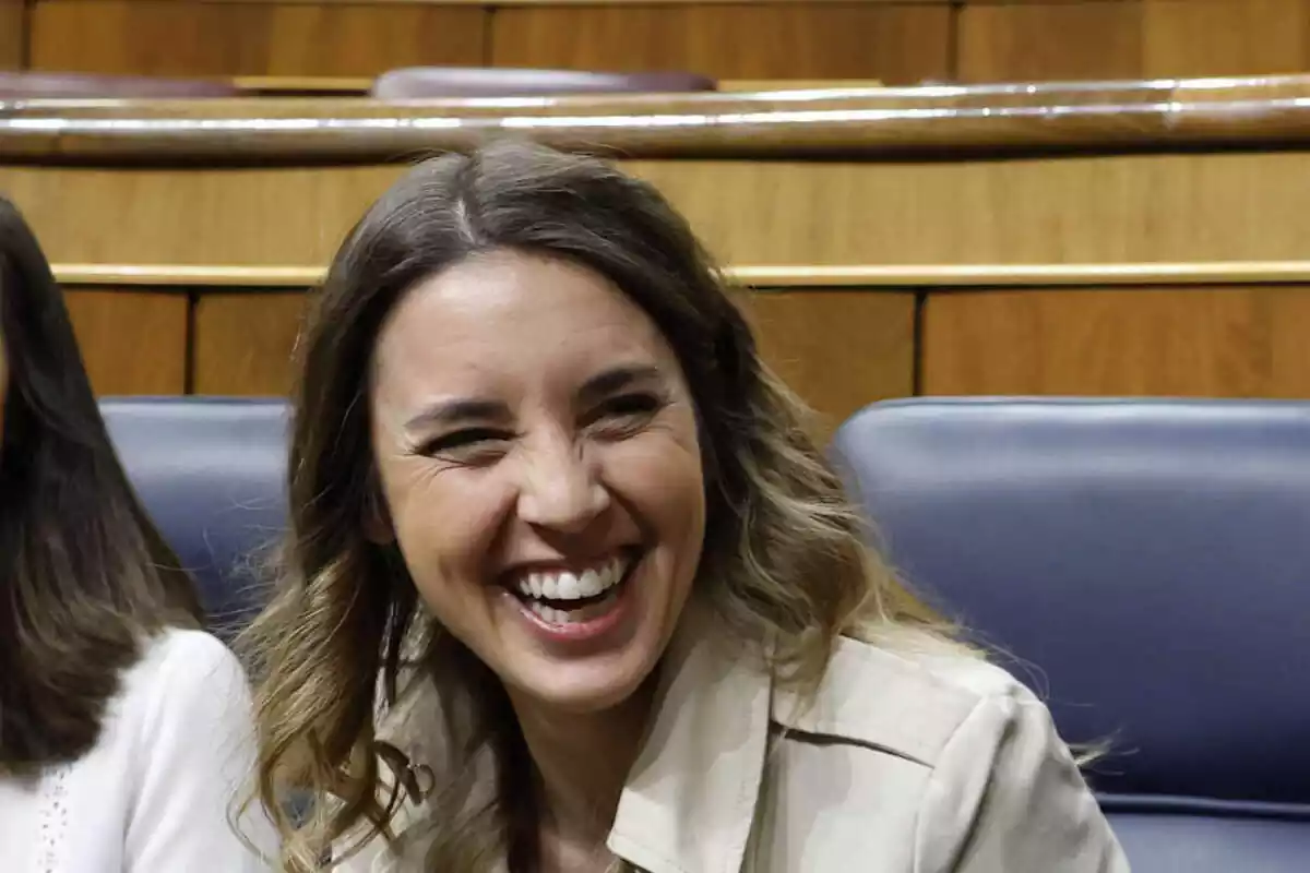 Irene Montero rient al Congrés dels Diputats