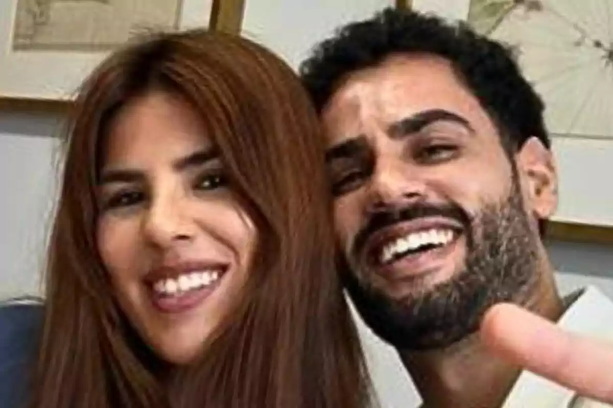 Isa Pantoja y Asraf Beno, ambos sonrientes, posan juntas para una foto. Isa Pantoja y Asraf Beno, ambos sonrientes, posan juntas para una foto.