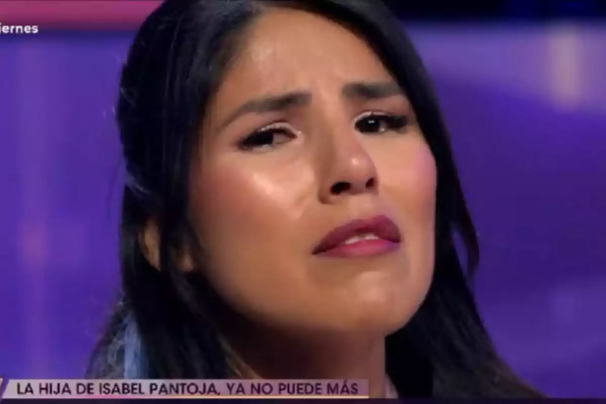 Isa Pantoja amb expressió emocional a De Divendres amb fons morat.