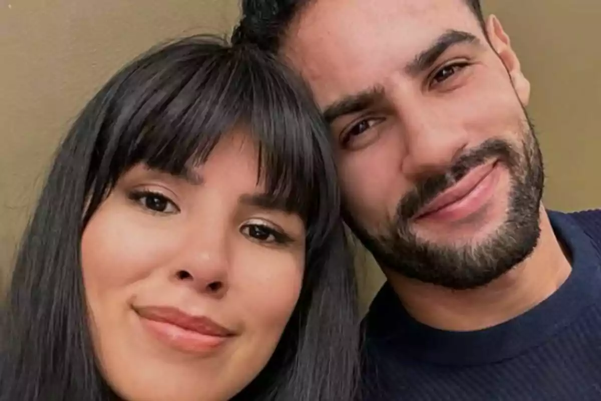 Una parella somrient, formada per Asraf Beno i Isa Pantoja, posant per a una selfie. Una parella somrient, formada per Asraf Beno i Isa Pantoja, posant per a una selfie.