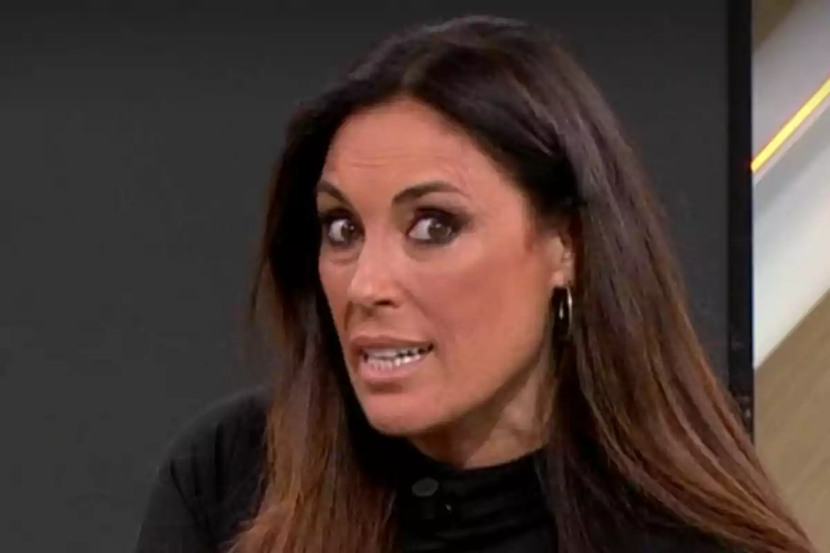 Isabel Rábago de cabell fosc i llarg amb expressió facial intensa i fons fosc a Espejo Público.