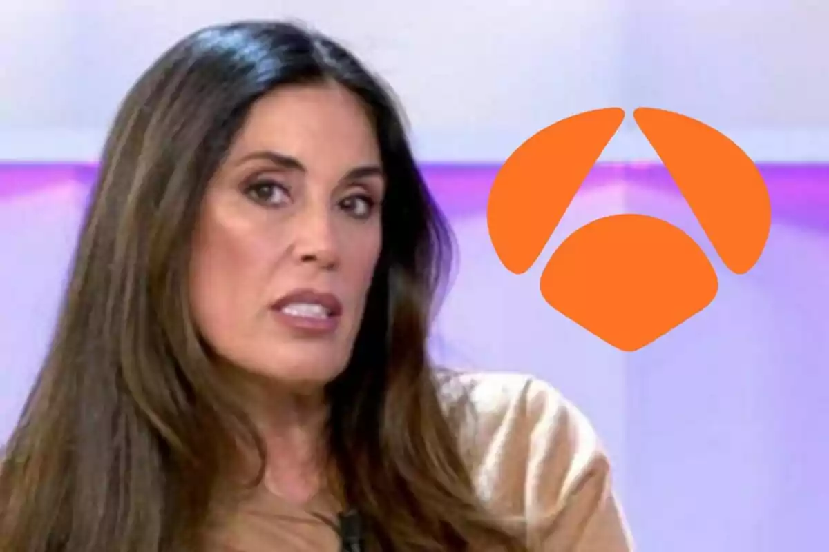 Isabel Rábago de cabell llarg i fosc a Vamos a ver amb un logotip taronja d'Antena 3 al fons.